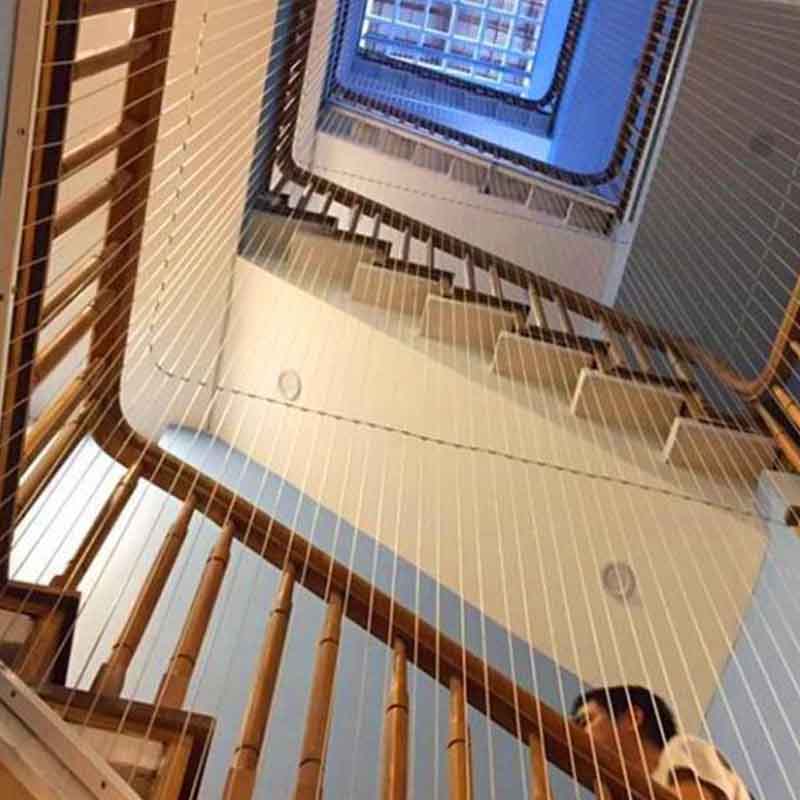 4-luoi bao ve cau thang